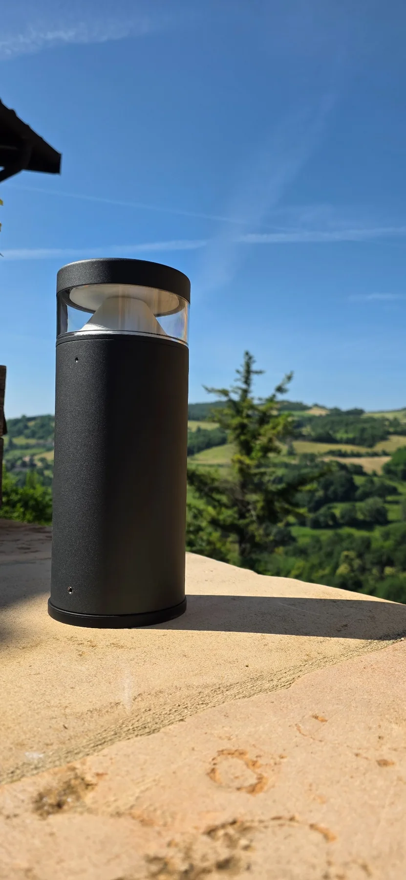Borne lumineuse intégrée au bâti